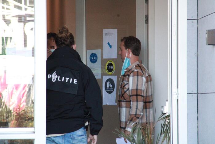 Overleden vrouw (26) aangetroffen in woning, man aangehouden