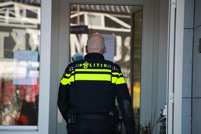 Overleden vrouw (26) aangetroffen in woning, man aangehouden