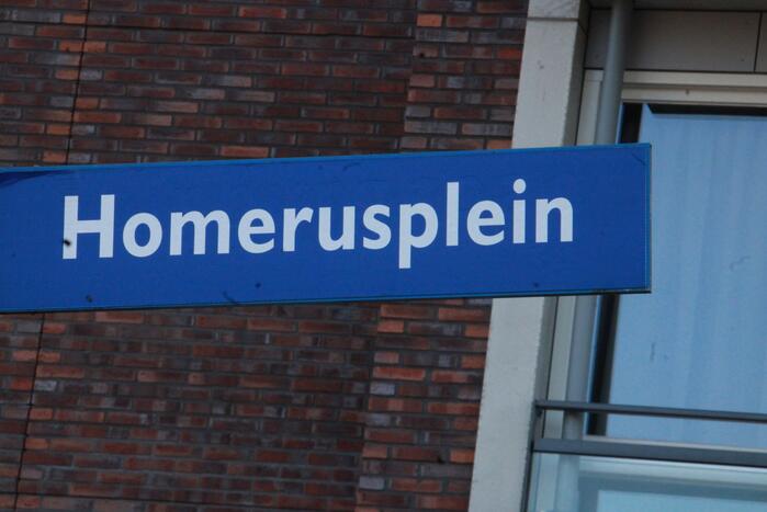 Overleden vrouw (26) aangetroffen in woning, man aangehouden