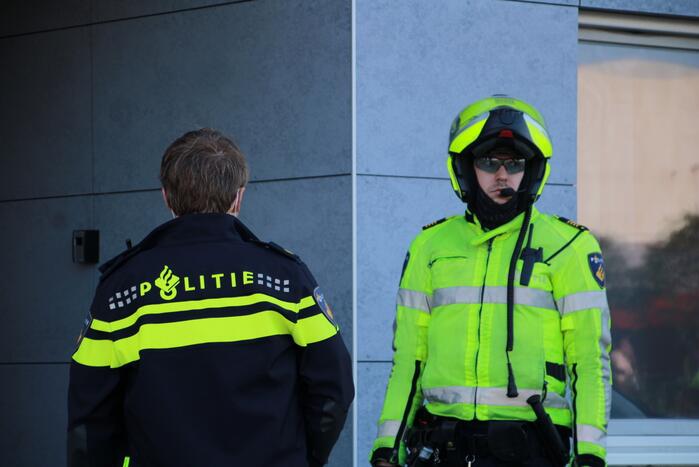 Overleden vrouw (26) aangetroffen in woning, man aangehouden