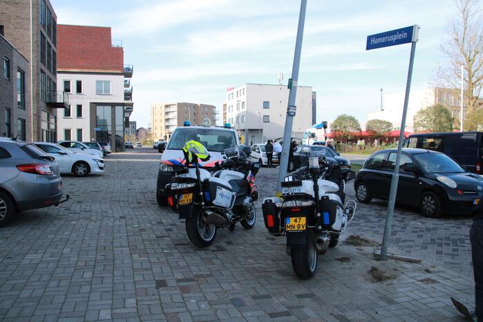 Overleden vrouw (26) aangetroffen in woning, man aangehouden
