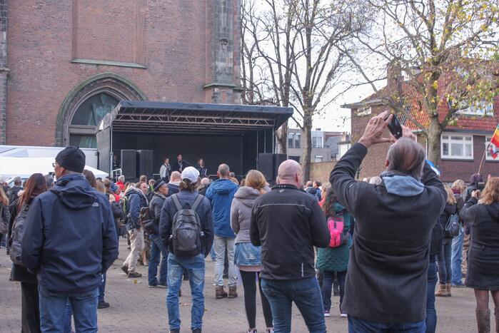 Demonstratie voor de vrijheid bij Onze Lieve Vrouwetoren