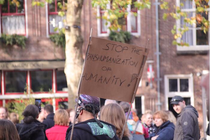 Demonstratie voor de vrijheid bij Onze Lieve Vrouwetoren