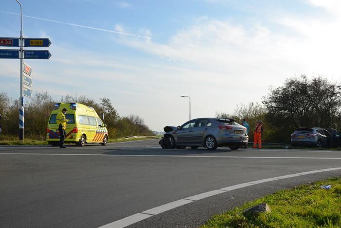 Twee gewonden bij frontale aanrijding