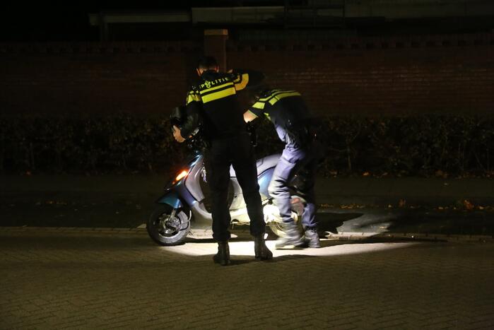 Scooterrijder (17) gooit bierkrat tijdens politieachtervolging