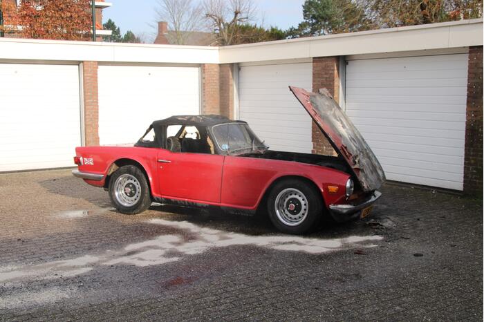 Auto uitgebrand na brand bij motorkap