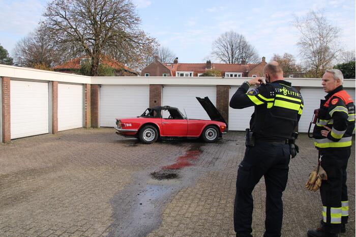 Auto uitgebrand na brand bij motorkap