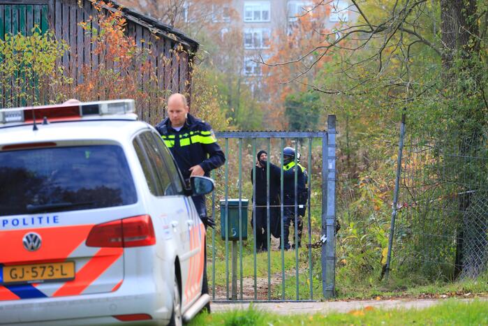Leden van Mobiele Eenheid verwijderen krakers uit kraakpand