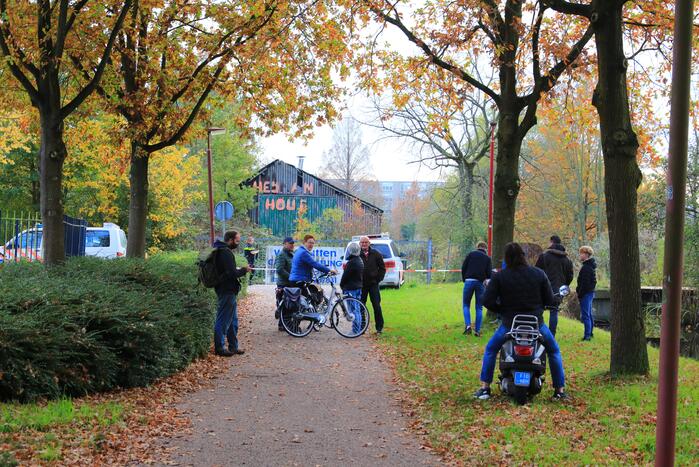 Leden van Mobiele Eenheid verwijderen krakers uit kraakpand