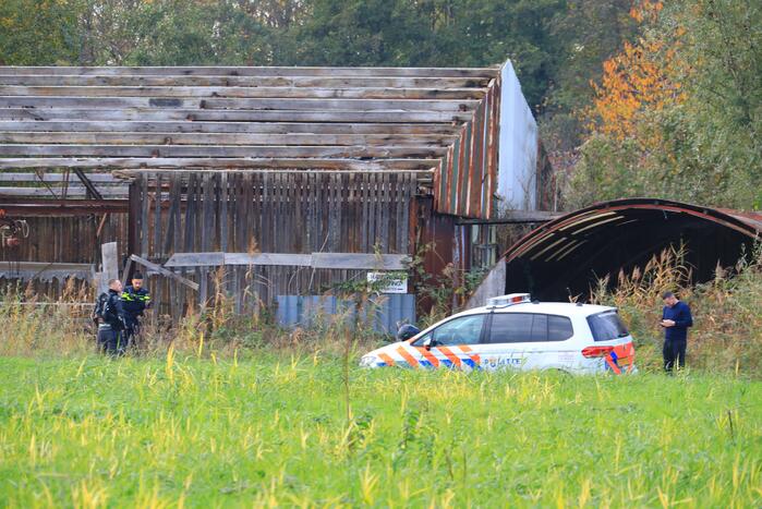 Leden van Mobiele Eenheid verwijderen krakers uit kraakpand
