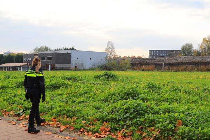 Leden van Mobiele Eenheid verwijderen krakers uit kraakpand