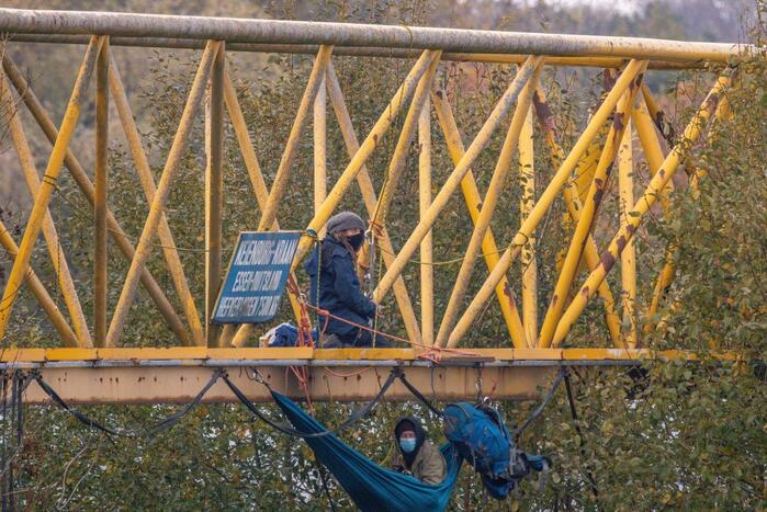 Leden van Mobiele Eenheid verwijderen krakers uit kraakpand