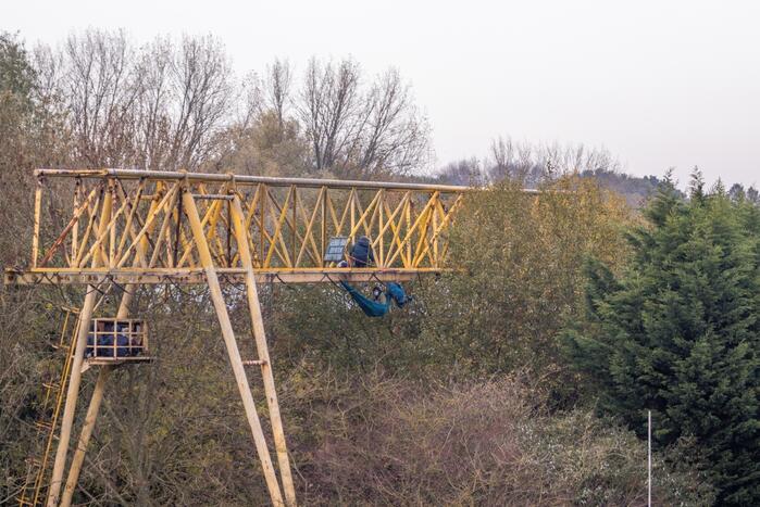 Leden van Mobiele Eenheid verwijderen krakers uit kraakpand