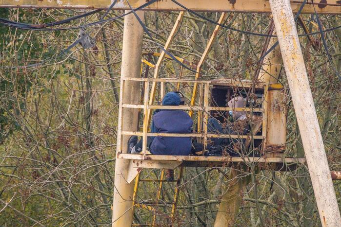 Leden van Mobiele Eenheid verwijderen krakers uit kraakpand