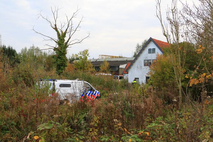 Leden van Mobiele Eenheid verwijderen krakers uit kraakpand