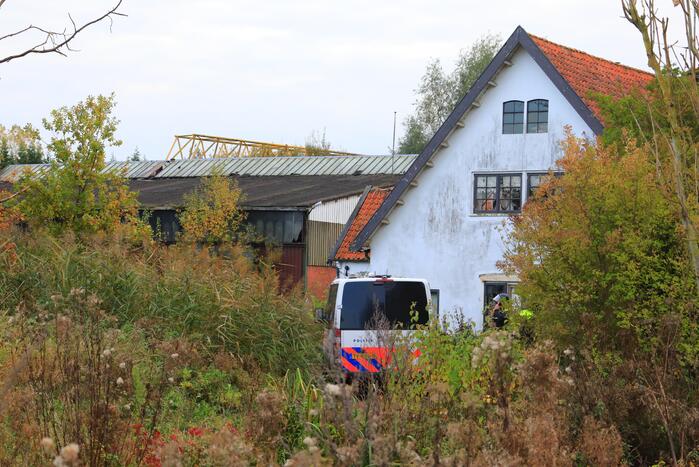 Leden van Mobiele Eenheid verwijderen krakers uit kraakpand