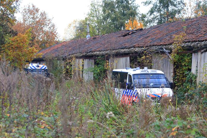Leden van Mobiele Eenheid verwijderen krakers uit kraakpand