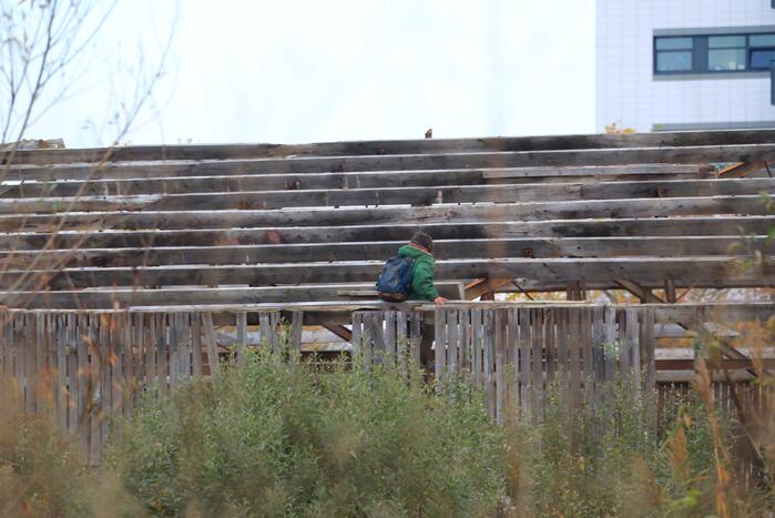 Leden van Mobiele Eenheid verwijderen krakers uit kraakpand