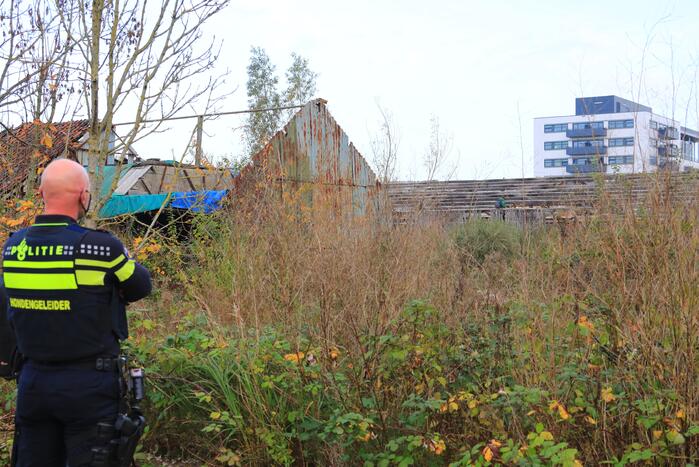 Leden van Mobiele Eenheid verwijderen krakers uit kraakpand