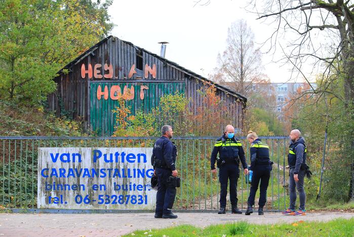 Leden van Mobiele Eenheid verwijderen krakers uit kraakpand