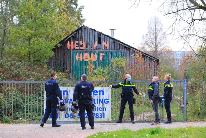 Leden van Mobiele Eenheid verwijderen krakers uit kraakpand
