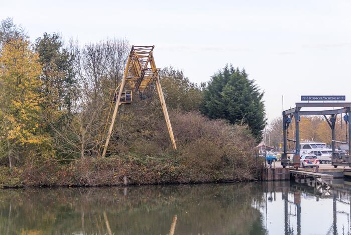 Leden van Mobiele Eenheid verwijderen krakers uit kraakpand