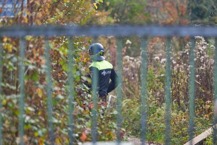 Leden van Mobiele Eenheid verwijderen krakers uit kraakpand