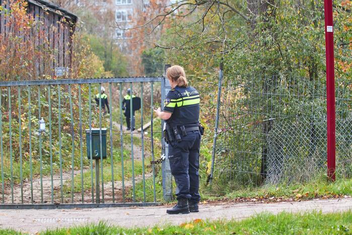 Leden van Mobiele Eenheid verwijderen krakers uit kraakpand