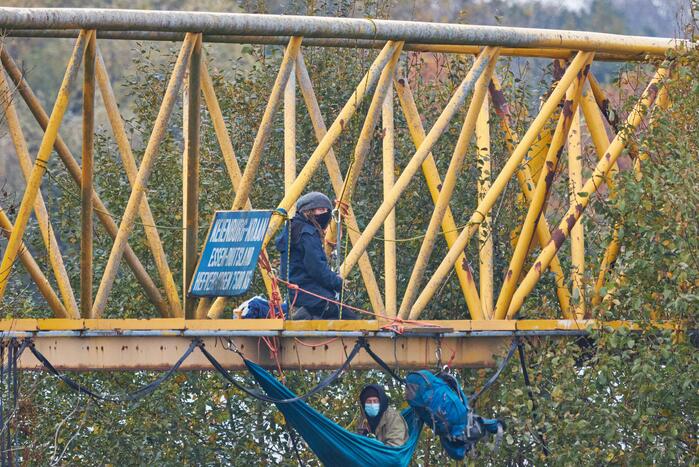 Leden van Mobiele Eenheid verwijderen krakers uit kraakpand