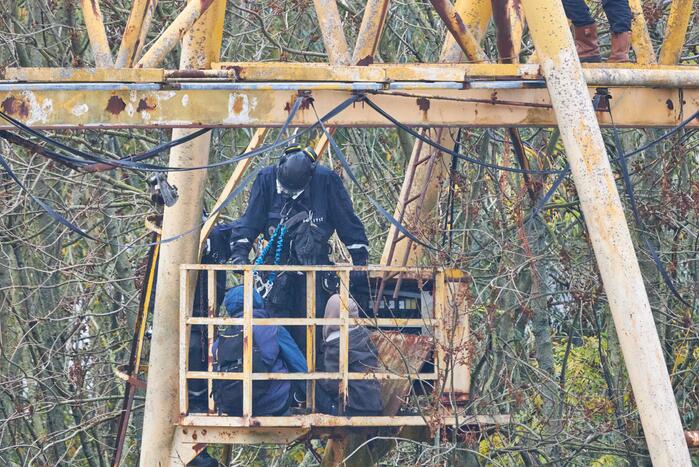 Leden van Mobiele Eenheid verwijderen krakers uit kraakpand