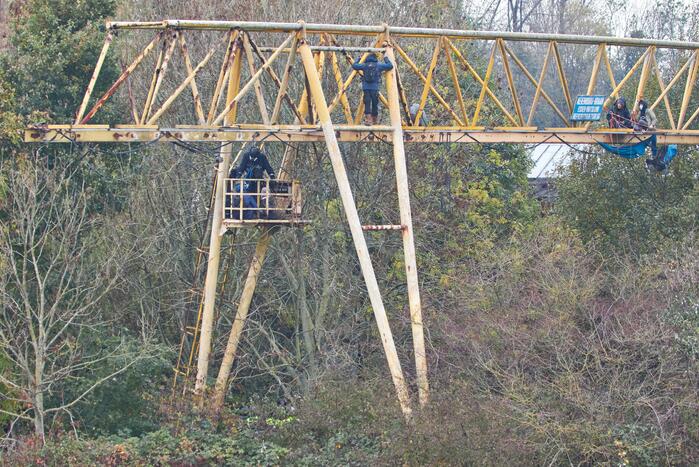 Leden van Mobiele Eenheid verwijderen krakers uit kraakpand