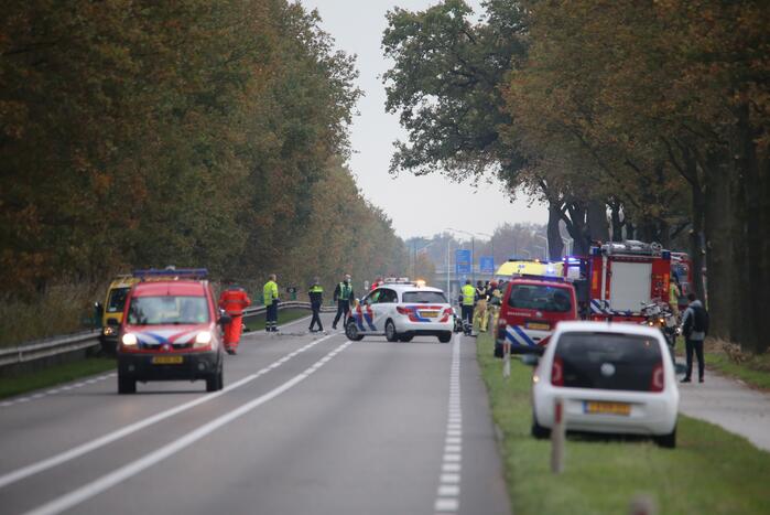 Frontale botsing tussen bestelbus van ANWB en personenauto