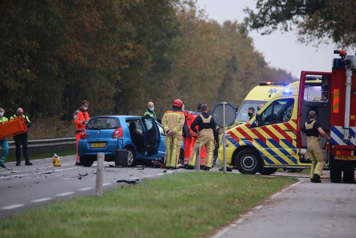 Frontale botsing tussen bestelbus van ANWB en personenauto