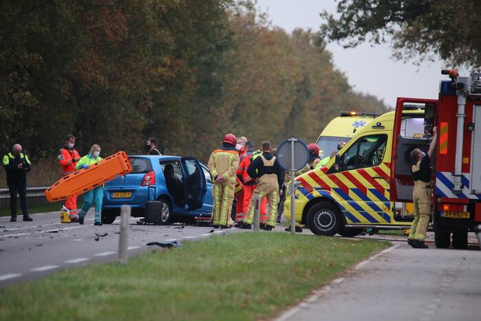 Frontale botsing tussen bestelbus van ANWB en personenauto