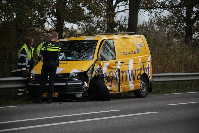 Frontale botsing tussen bestelbus van ANWB en personenauto