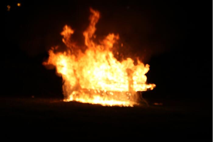 Brandweer blust brandende bank