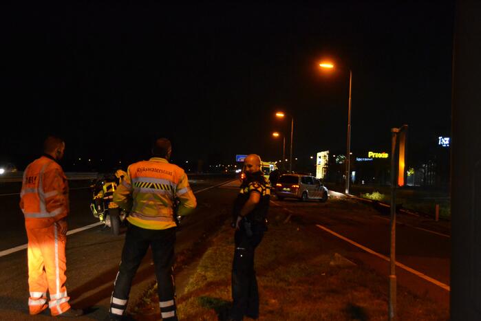 Auto vliegt met hoge snelheid over de kop
