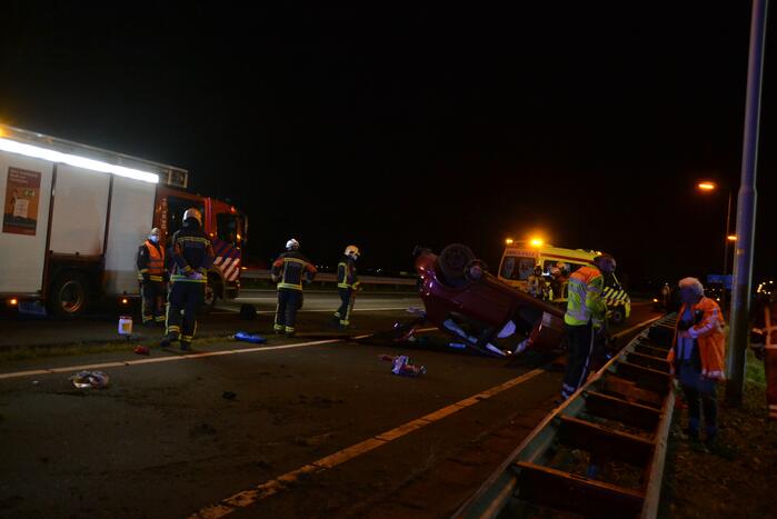 Auto vliegt met hoge snelheid over de kop