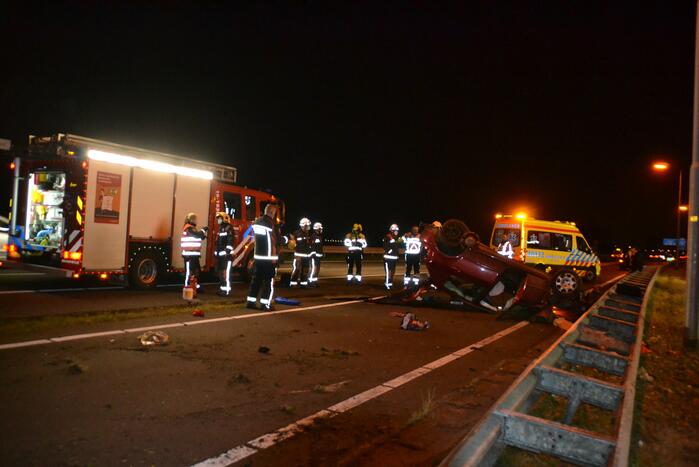 Auto vliegt met hoge snelheid over de kop