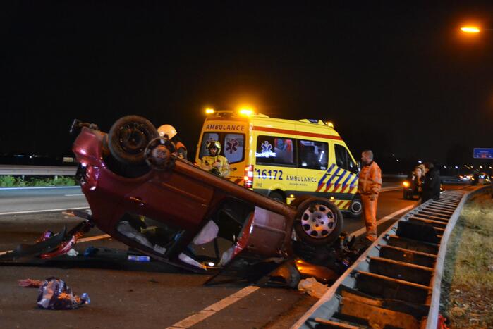 Auto vliegt met hoge snelheid over de kop