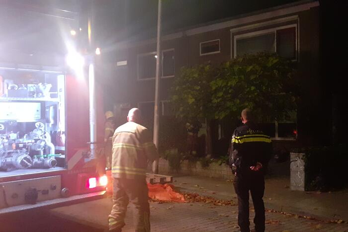 Brandweer blust brand in woning