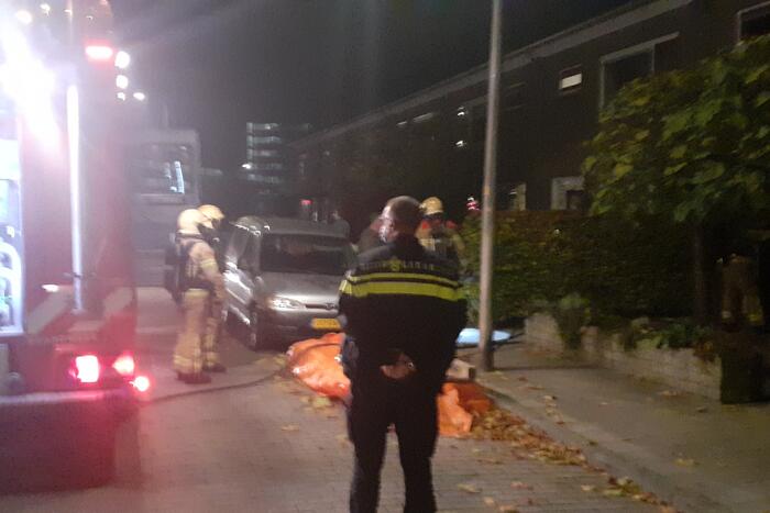 Brandweer blust brand in woning