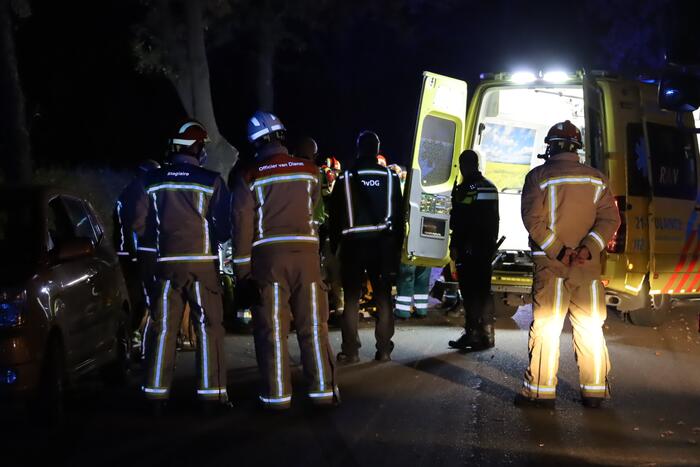 Persoon zwaargewond na botsing tegen boom