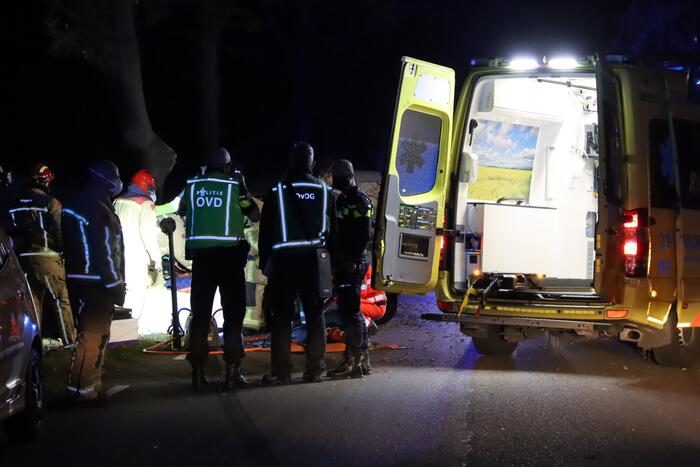 Persoon zwaargewond na botsing tegen boom