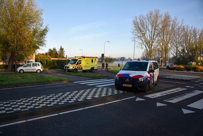 Fietsster gewond bij aanrijding op rotonde
