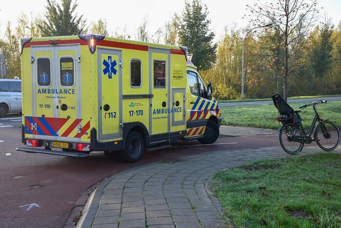 Fietsster gewond bij aanrijding op rotonde