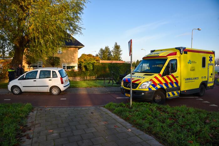 Fietsster gewond bij aanrijding op rotonde