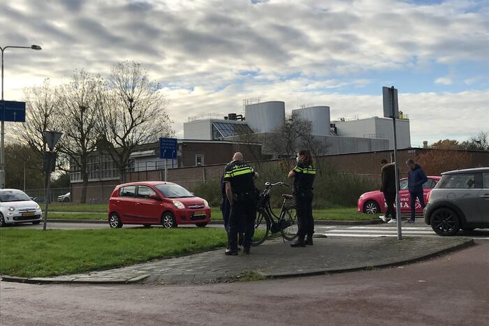Meisje op fiets aangereden door auto