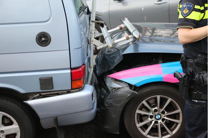 Veel schade bij aanrijding tussen meerdere voertuigen