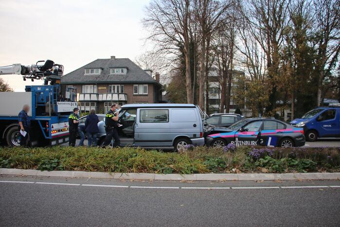 Veel schade bij aanrijding tussen meerdere voertuigen